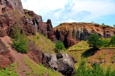 Terk edilmiş kariyer kırmızı scorea taş. Racos Brasov İlçesi, Transilvanya, Romanya bir aktif yakınındaki bir köydür ve üç taş kariyer terk edilmiş. Ulusal bir korumalı alan