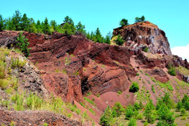 Terk edilmiş kariyer kırmızı scorea taş. Racos Brasov İlçesi, Transilvanya, Romanya bir aktif yakınındaki bir köydür ve üç taş kariyer terk edilmiş. Ulusal bir korumalı alan