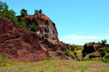 Terk edilmiş kariyer kırmızı scorea taş. Racos Brasov İlçesi, Transilvanya, Romanya bir aktif yakınındaki bir köydür ve üç taş kariyer terk edilmiş. Ulusal bir korumalı alan