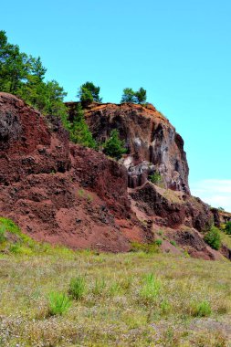 Terk edilmiş kariyer kırmızı scorea taş. Racos Brasov İlçesi, Transilvanya, Romanya bir aktif yakınındaki bir köydür ve üç taş kariyer terk edilmiş. Ulusal bir korumalı alan