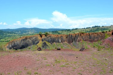 Terk edilmiş kariyer kırmızı scorea taş. Racos Brasov İlçesi, Transilvanya, Romanya bir aktif yakınındaki bir köydür ve üç taş kariyer terk edilmiş. Ulusal bir korumalı alan