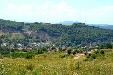 Köyün Racos, Transilvanya, Romanya, havadan görünümü Brasov county, bir aktif ve üç yakın bir köyde taş kariyer terk edilmiş. Ulusal bir korumalı alan