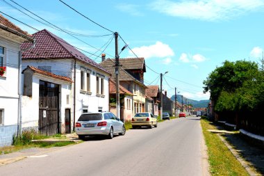 Racos, Braşov ilçesinde bir köy tipik kırsal manzara Transilvanya, Romanya bir aktif ve üç yakınındaki taş kariyer terk edilmiş. Ulusal bir korumalı alan
