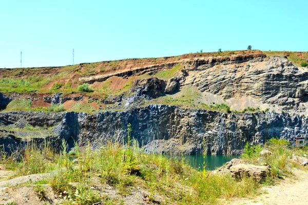 Bazalt Sziklák Vulkanikus Kőzet Sziklaszirtet Oszlopos Bazalt Romániában Racos Formájában — Stock Fotó