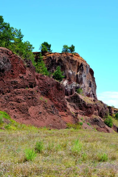 Carrera Abandonada Rocas Escoria Roja Racos Pueblo Ubicado Condado Brasov — Foto de Stock