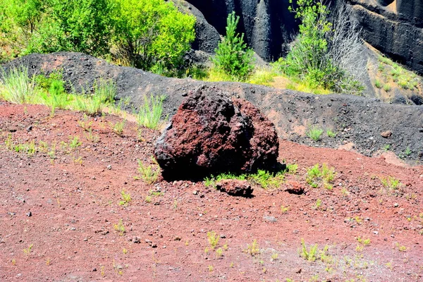 Carrera Abandonada Rocas Escoria Roja Racos Pueblo Ubicado Condado Brasov —  Fotos de Stock
