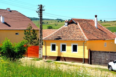 Tipik kırsal manzara ve köylü evlerde köyü Merghindeal - Mergenthal, Transilvanya, Romanya. Yerleşim 1336, ancak müstahkem kilise tarihi 13. yüzyılın ikinci yarısında sertifikalı ilk kez yapıldı..