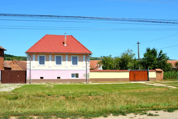 Tipik kırsal manzara ve köylü evlerde köyü Merghindeal - Mergenthal, Transilvanya, Romanya. Yerleşim 1336, ancak müstahkem kilise tarihi 13. yüzyılın ikinci yarısında sertifikalı ilk kez yapıldı..
