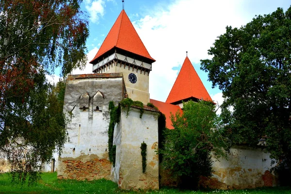 루마니아 트란실바니아의 시비우 메르긴 마을인 베르크의 프루에서 중세의 교회가 설립되었다 — 스톡 사진