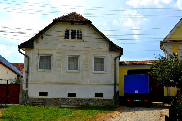 Dealu Frumos シェーンベルク トランシルヴァニア ルーマニア シビウ県 Merghindeal コミューンの村に典型的な農村風景や農民の家します 1280 に遡る販売購入法に言及 — ストック写真