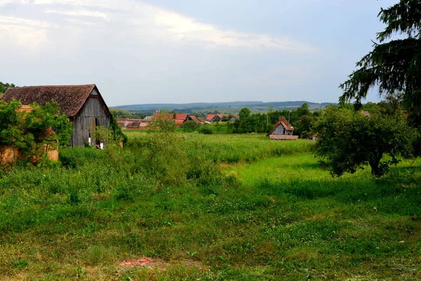 典型的农村景观和农民住宅在 Dealu Frumos Schoenberg 一个村庄在 Merghindeal 公社在锡比乌县 特兰西法尼亚 特兰西甲 它最早是在1280的一次购买销售法案中提到的 — 图库照片