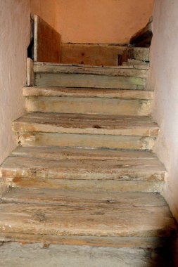 Müstahkem Ortaçağ Sakson kilisede içinde Cincsor-Kleinschenk, Transilvanya, Romanya. Minber, organ, pencere, tavan merdiven. 1427 inşa edilen kilise batıda bir kule ile. 15. yüzyıl ortasında ilk muhafaza dikildi