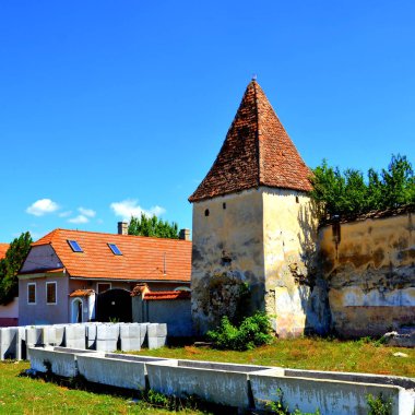 Müstahkem Ortaçağ Sakson evangelic kilisede Dacia-Stein. Belgesel 1309 içinde karşımıza. 1980'lerde kadar Rumen ve Saksonlar neredeyse eşit oranlarda Dacia yaşadığı yapıldı..