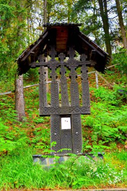 Sonbahar renk içinde Saint Ana-Rohia Manastırı. Transilvanya, Romanya'nın ormanlarda tipik kırsal manzara