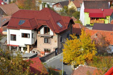 Sonbahar renkleri. Brasov, Transilvanya, Romanya, ülkenin merkezinde bulunan bir ilçedir şehrin tipik kentsel peyzaj