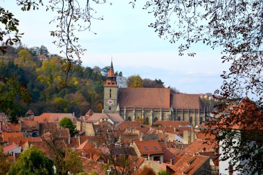 Sonbahar renkleri. Brasov, Transilvanya, Romanya, ülkenin merkezinde bulunan bir ilçedir şehrin tipik kentsel peyzaj