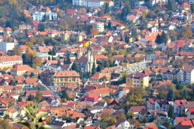 Sonbahar renkleri. Brasov, Transilvanya, Romanya, ülkenin merkezinde bulunan bir ilçedir şehrin tipik kentsel peyzaj