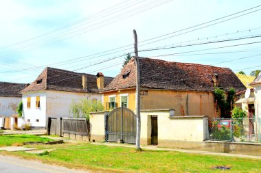 Bradeni, Henndorf, Hegendorf, Transilvanya, Romanya 'daki tipik kırsal alan ve köylü evleri. Yerleşim yeri Sakson koloniciler tarafından 12. yüzyılın ortalarında kuruldu.