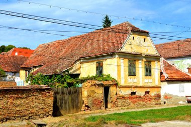 Bradeni, Henndorf, Hegendorf, Transilvanya, Romanya 'daki tipik kırsal alan ve köylü evleri. Yerleşim yeri Sakson koloniciler tarafından 12. yüzyılın ortalarında kuruldu.