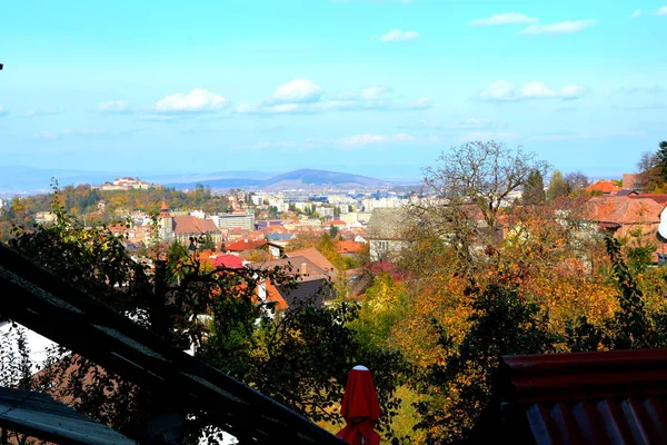 秋の色 ブラショフ ルーマニア トランシルバニアで国の中心に位置しています街市の代表的な景観 — ストック写真