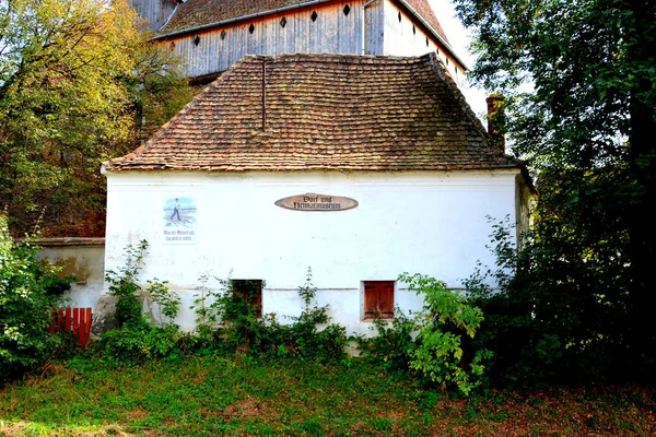 典型的农村景观和农民住房在布拉迪尼 亨多夫 亨根多夫 特兰西瓦尼亚 罗马尼亚 该定居点是撒克逊殖民者在12世纪中叶建立的 — 图库照片