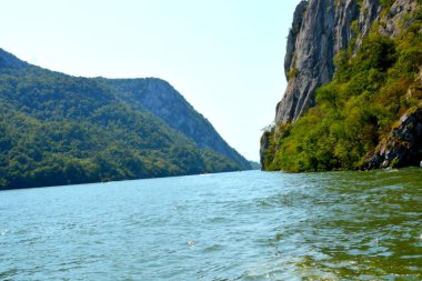 Demir kapıları bir Tuna nehrinde, Sırbistan ve Romanya arasındaki sınır bir bölümünü oluşturan muhteşemdir