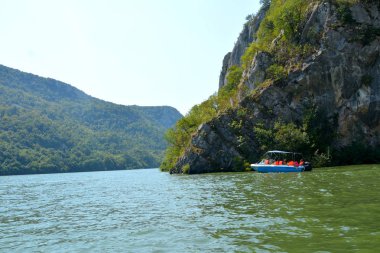 Demir kapıları bir Tuna nehrinde, Sırbistan ve Romanya arasındaki sınır bir bölümünü oluşturan muhteşemdir