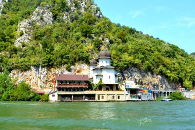 Demir kapıları bir Tuna nehrinde, Sırbistan ve Romanya arasındaki sınır bir bölümünü oluşturan muhteşemdir