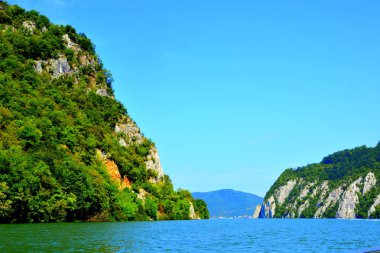 Demir kapıları bir Tuna nehrinde, Sırbistan ve Romanya arasındaki sınır bir bölümünü oluşturan muhteşemdir