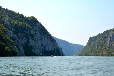 Demir kapıları bir Tuna nehrinde, Sırbistan ve Romanya arasındaki sınır bir bölümünü oluşturan muhteşemdir