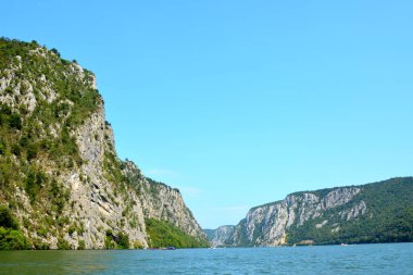 Demir kapıları bir Tuna nehrinde, Sırbistan ve Romanya arasındaki sınır bir bölümünü oluşturan muhteşemdir