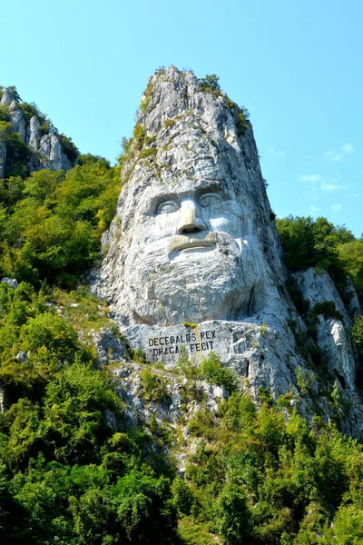 Daçya Kral Decebal, demir kapıları, Sırbistan ve Romanya arasındaki sınır bir bölümünü oluşturan Tuna Nehri üzerinde bir geçit heykeli