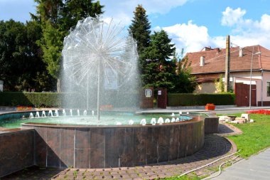 Şehrin Orastie, Transilvanya, Romanya tipik kentsel peyzaj. Bir ortaçağ müstahkem kilise yaklaşık 1400 Gotik tarzı büyük Romanesk bazilika temeller üzerine inşa edilmiştir. Yeni bir Lutheran Kilisesi şehrin kuzeyinde inşa edildi