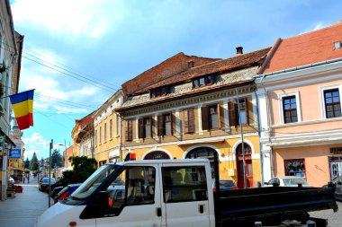 Şehrin Orastie, Transilvanya, Romanya tipik kentsel peyzaj. Bir ortaçağ müstahkem kilise yaklaşık 1400 Gotik tarzı büyük Romanesk bazilika temeller üzerine inşa edilmiştir. Yeni bir Lutheran Kilisesi şehrin kuzeyinde inşa edildi
