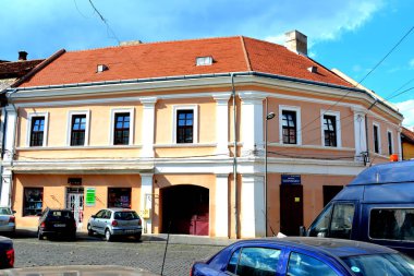 Şehrin Orastie, Transilvanya, Romanya tipik kentsel peyzaj. Bir ortaçağ müstahkem kilise yaklaşık 1400 Gotik tarzı büyük Romanesk bazilika temeller üzerine inşa edilmiştir. Yeni bir Lutheran Kilisesi şehrin kuzeyinde inşa edildi