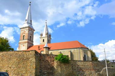Şehrin Orastie, Transilvanya, Romanya tipik kentsel peyzaj. Bir ortaçağ müstahkem kilise yaklaşık 1400 Gotik tarzı büyük Romanesk bazilika temeller üzerine inşa edilmiştir. Yeni bir Lutheran Kilisesi şehrin kuzeyinde inşa edildi