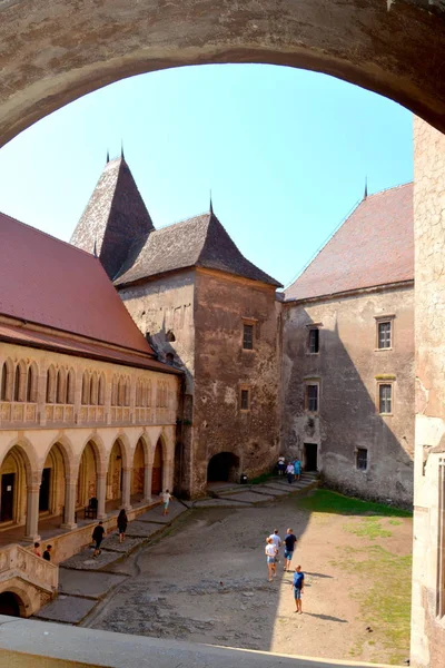 Hof Der Burg Corvins Oder Hunyadi Burg Hunedoara Der Residenz — Stockfoto