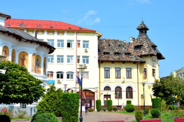 Targu-Jiu şehrindeki tipik kentsel peyzaj, Birinci Dünya Savaşı'nın Romen kahramanlarına bir saygı duruşu olan Trgu Jiu'daki Constantin Brncui Heykel Topluluğu'nda yer almaktadır.