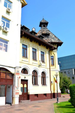 Targu-Jiu şehrindeki tipik kentsel peyzaj, Birinci Dünya Savaşı'nın Romen kahramanlarına bir saygı duruşu olan Trgu Jiu'daki Constantin Brncui Heykel Topluluğu'nda yer almaktadır.