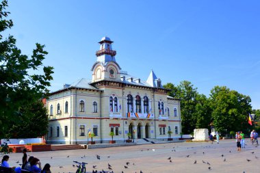 Targu-Jiu şehrindeki tipik kentsel peyzaj, Birinci Dünya Savaşı'nın Romen kahramanlarına bir saygı duruşu olan Trgu Jiu'daki Constantin Brncui Heykel Topluluğu'nda yer almaktadır.
