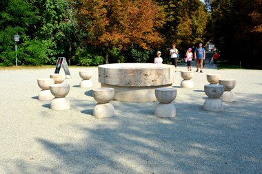 Sessizlik Masası. Trgu Jiu'daki Constantin Brncui Heykel Topluluğu, Birinci Dünya Savaşı'nın Romen kahramanlarına bir saygı duruşudur. Topluluk üç heykelden oluşur: Sessizlik Masası, Kiss Kapısı ve Sonsuz Sütun