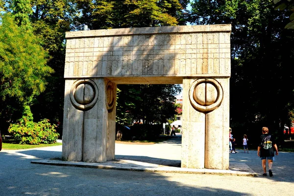Φιλάω Την Πύλη Γλυπτό Σύνολο Του Κόνσταντιν Μπρνκούι Στο Τράγκου — Φωτογραφία Αρχείου
