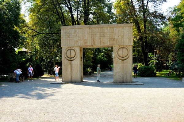Φιλάω Την Πύλη Γλυπτό Σύνολο Του Κόνσταντιν Μπρνκούι Στο Τράγκου — Φωτογραφία Αρχείου