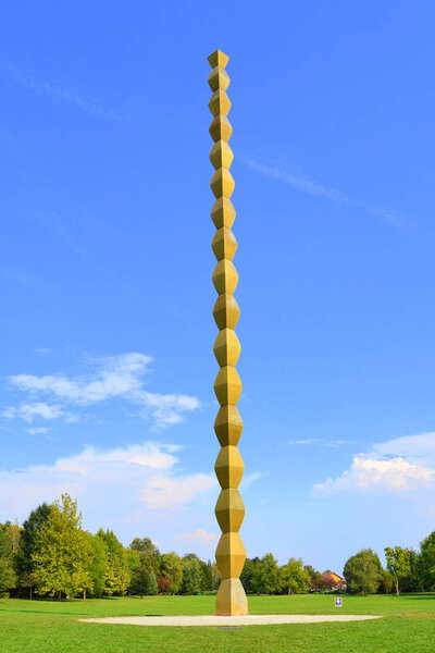 Типичный городской пейзаж в городе Таргу-Цзю, где расположен скульптурный ансамбль Константина Брнкуя в Тргу Цзю, дань уважения румынским героям Первой мировой войны
