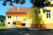 Tipikus vidéki táj és a paraszti házak a faluban Turista lakosztály, Erdélyben, Romániában. A település a Szász telepesek a tizenkettedik század közepén alapította