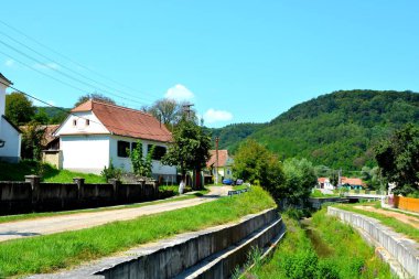Tipik kırsal manzara ve köylü evlerde Köyü Roandola, Transilvanya, Romanya. Yerleşim 12. yüzyılda ortasında Sakson kolonistler tarafından kuruldu