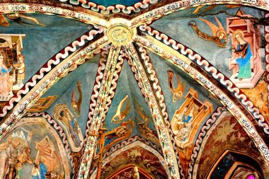Malancrav köyünde müstahkem ortaçağ kilise olağandışı simgeler. Burada bazı Transylvania'da en önemli Gotik duvar resimleri.