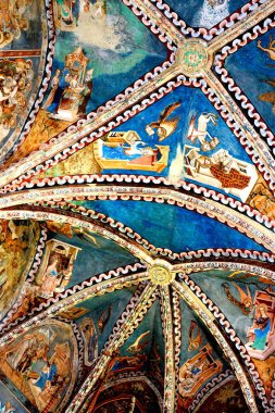 Malancrav köyünde müstahkem ortaçağ kilise olağandışı simgeler. Burada bazı Transylvania'da en önemli Gotik duvar resimleri.