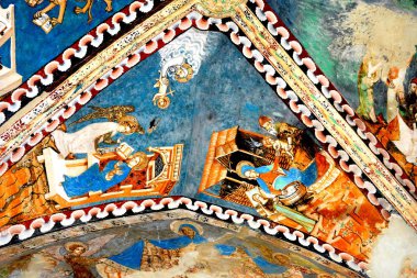 Malancrav köyünde müstahkem ortaçağ kilise olağandışı simgeler. Burada bazı Transylvania'da en önemli Gotik duvar resimleri.