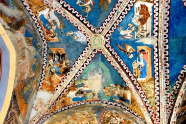 Malancrav köyünde müstahkem ortaçağ kilise olağandışı simgeler. Burada bazı Transylvania'da en önemli Gotik duvar resimleri.